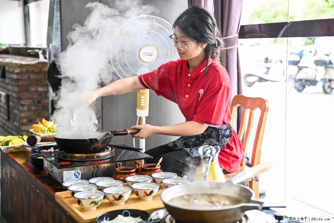 全网追的“扁担女孩”,找了一份暑假工,时薪12元 - 无锡生活资讯 - 无锡28生活网 wx.28life.com